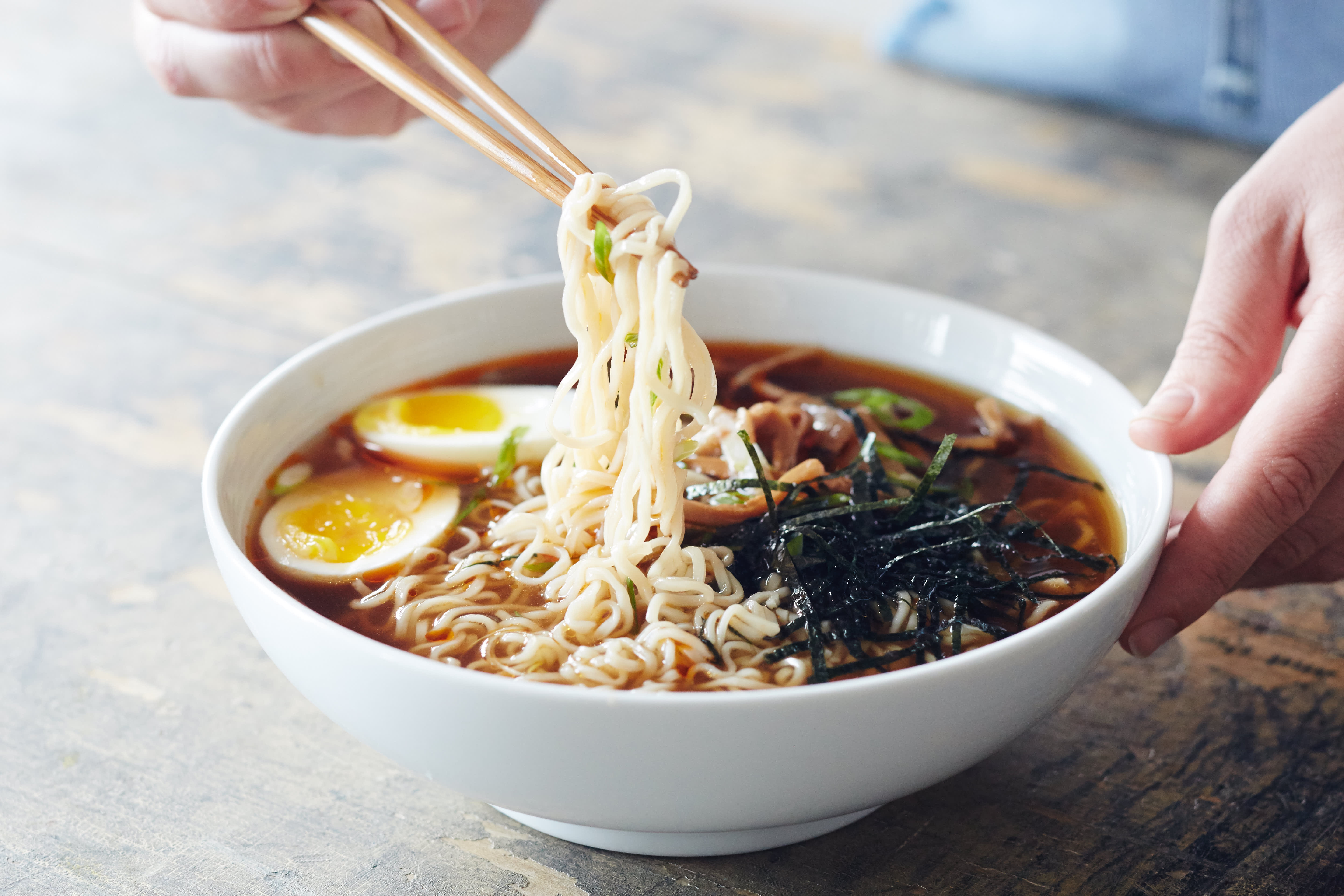 Does eating ramen out of a pot in the bathtub change the taste?