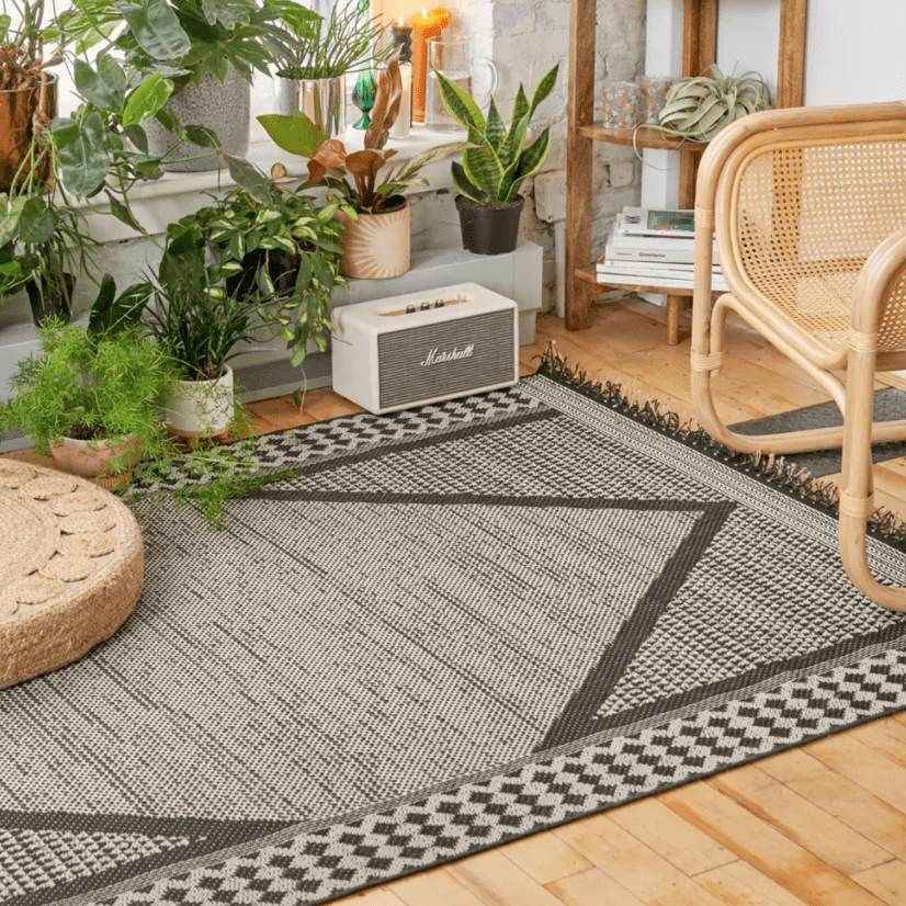 http://cdn.apartmenttherapy.info/image/upload/v1618589896/gen-workflow/product-database/riley-indoor-outdoor-rug-urban-outfitters.png