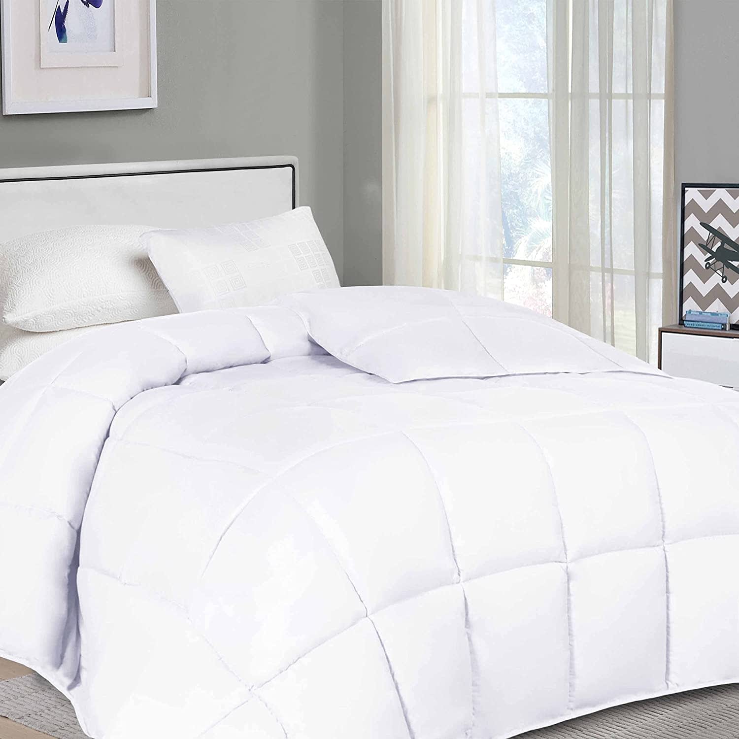 http://cdn.apartmenttherapy.info/image/upload/v1660065005/gen-workflow/product-database/superior-oversized-all-season-reversible-down-alternative-comforter-amazon.jpg