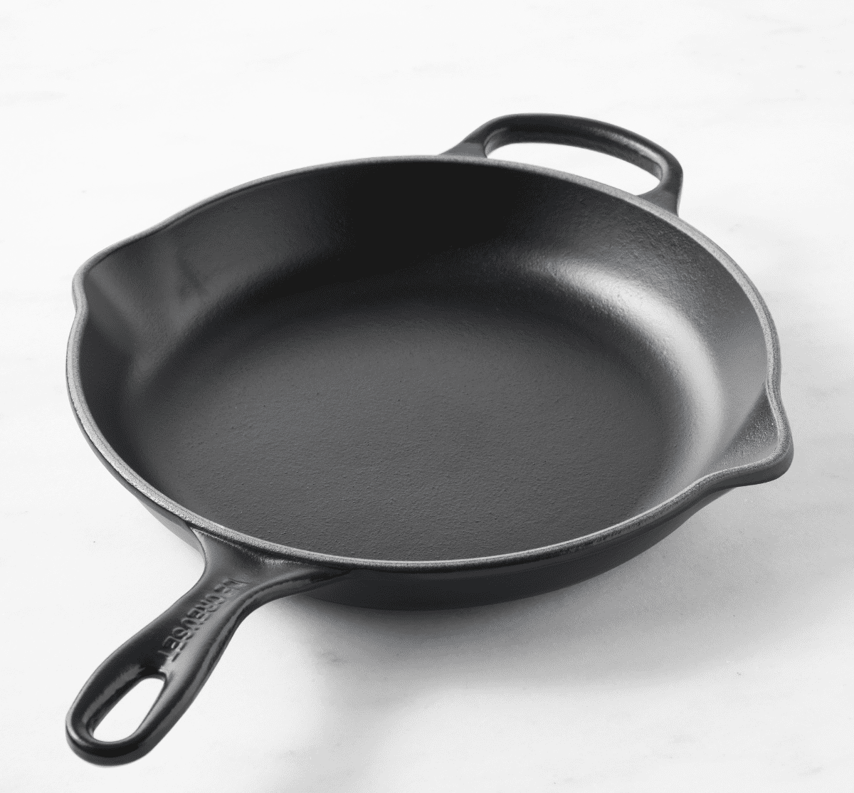 http://cdn.apartmenttherapy.info/image/upload/v1675807033/commerce/Le-Creuset-Matte-Navy-Skillet-Fry-Pan.png