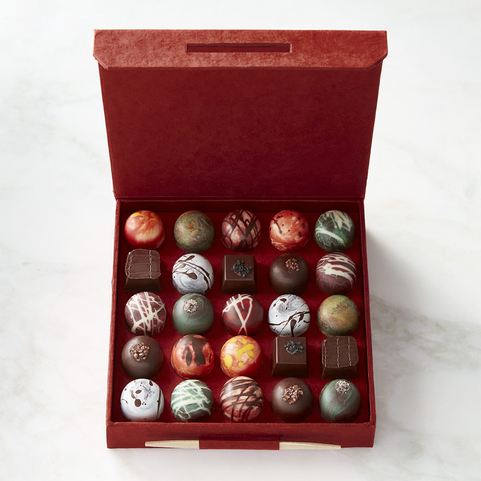 http://cdn.apartmenttherapy.info/image/upload/v1694463763/commerce/gift-guides/2023-09-12/knipschildt-assorted-chocolates.jpg