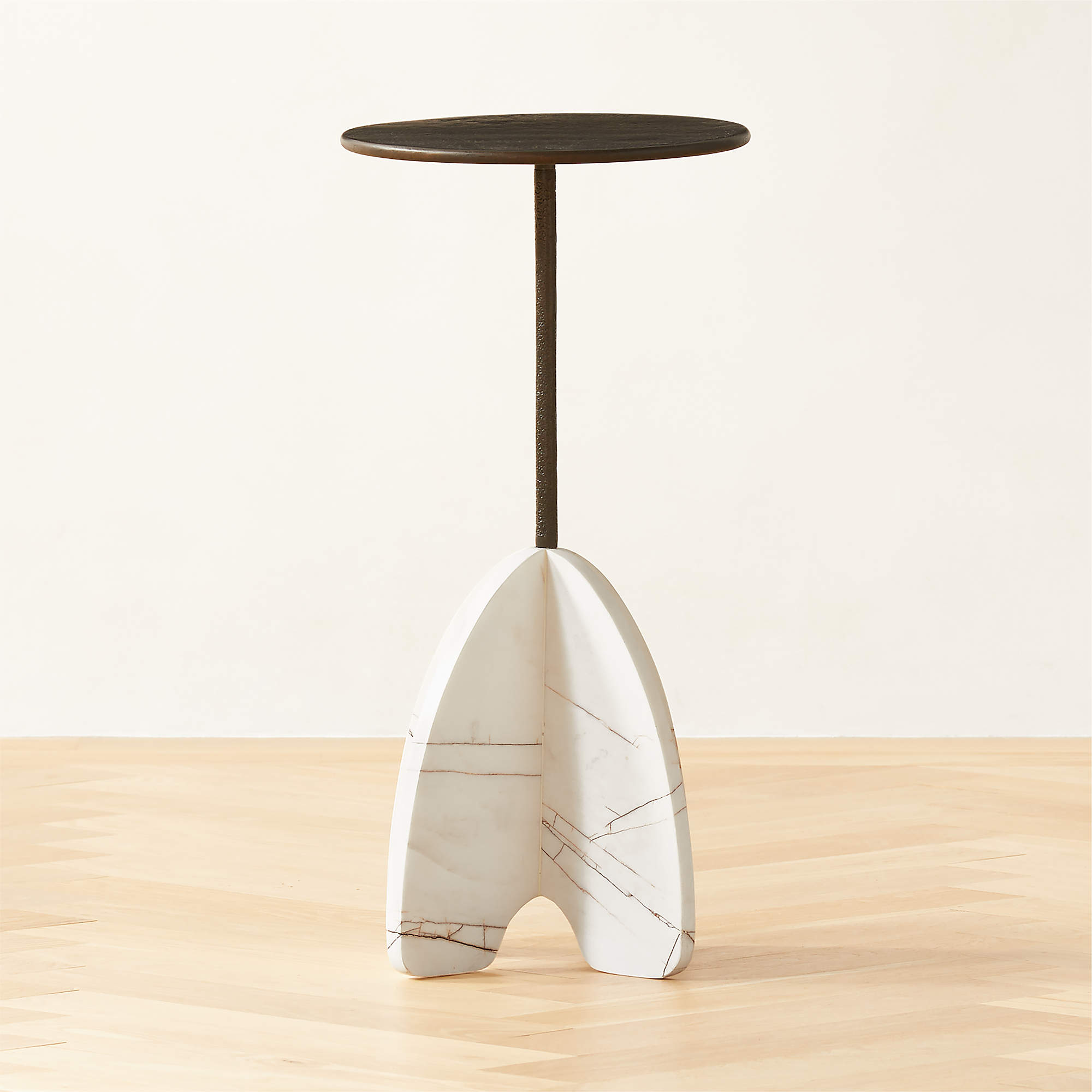 http://cdn.apartmenttherapy.info/image/upload/v1703217286/gen-workflow/product-database/spazio-bronze-and-white-marble-side-table.jpg