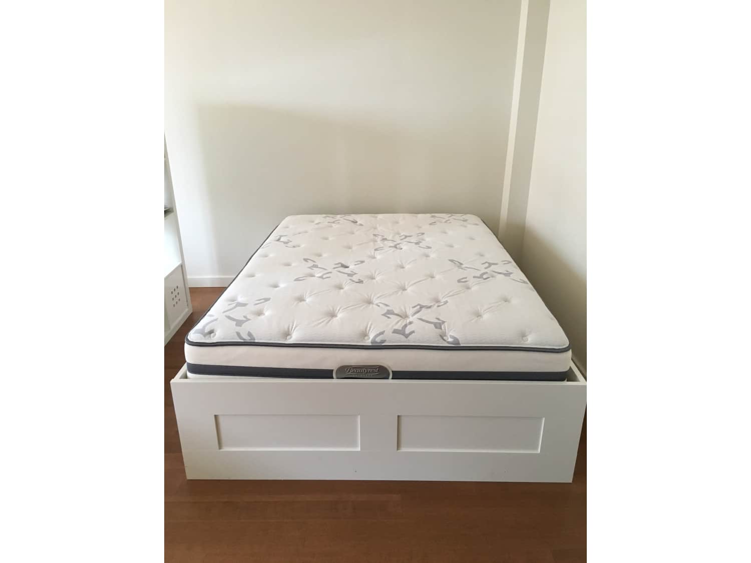 Simmons Beautyrest Plush Mattress Queen Size Apartment