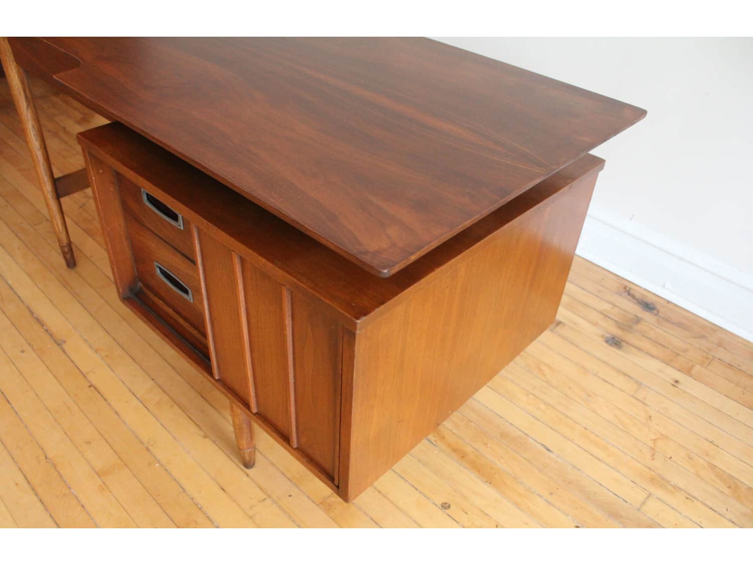 Mid Century Modern Mainline By Hooker Desk Apartment Therapy S Bazaar