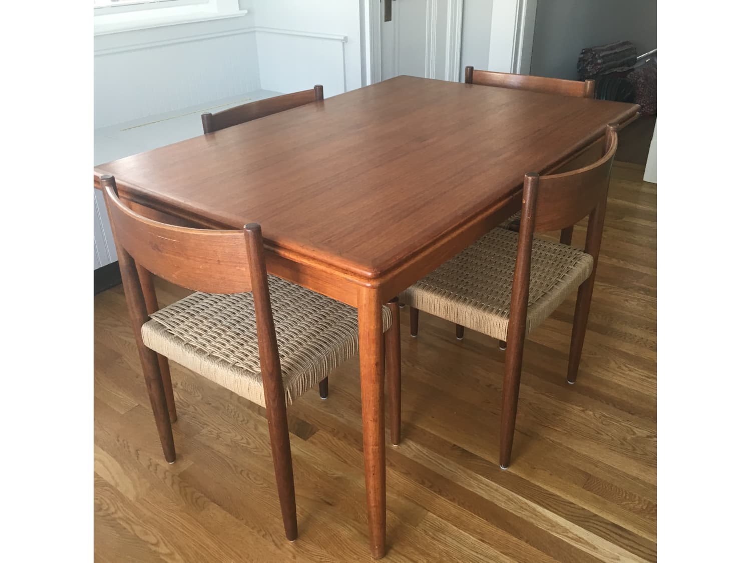 MCM Dining Table and Chairs - Apartment Therapy's Bazaar.
