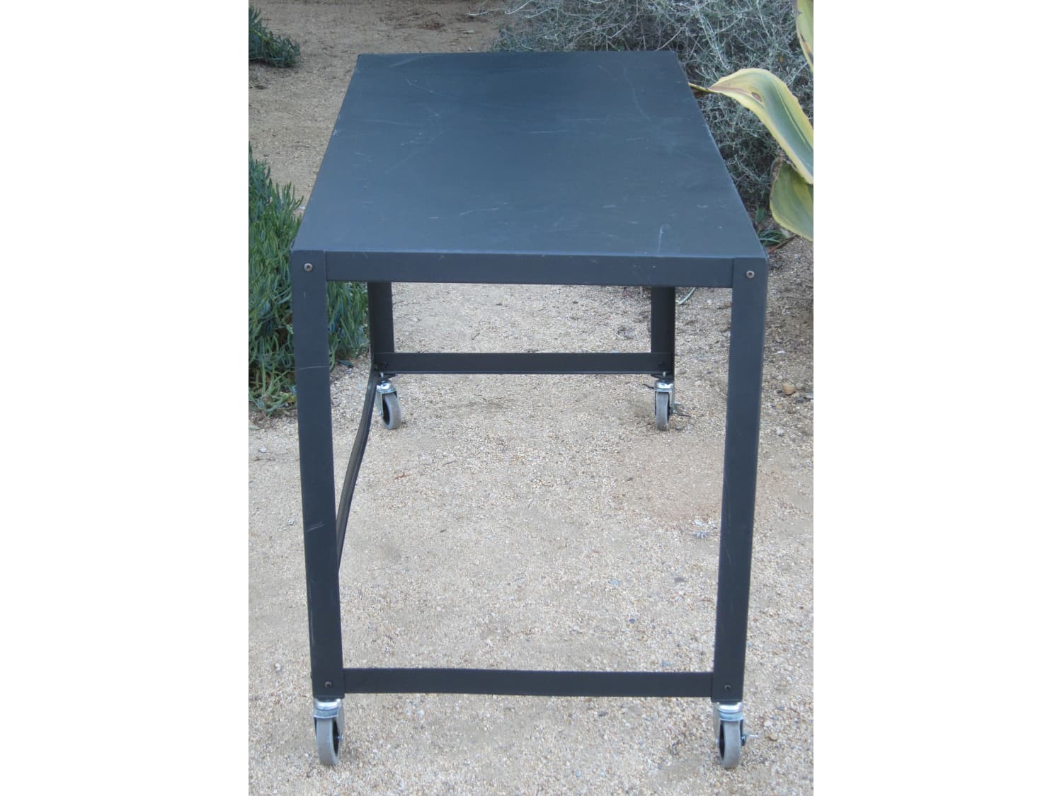 Modern rolling steel table with locking wheels - Apartment ...