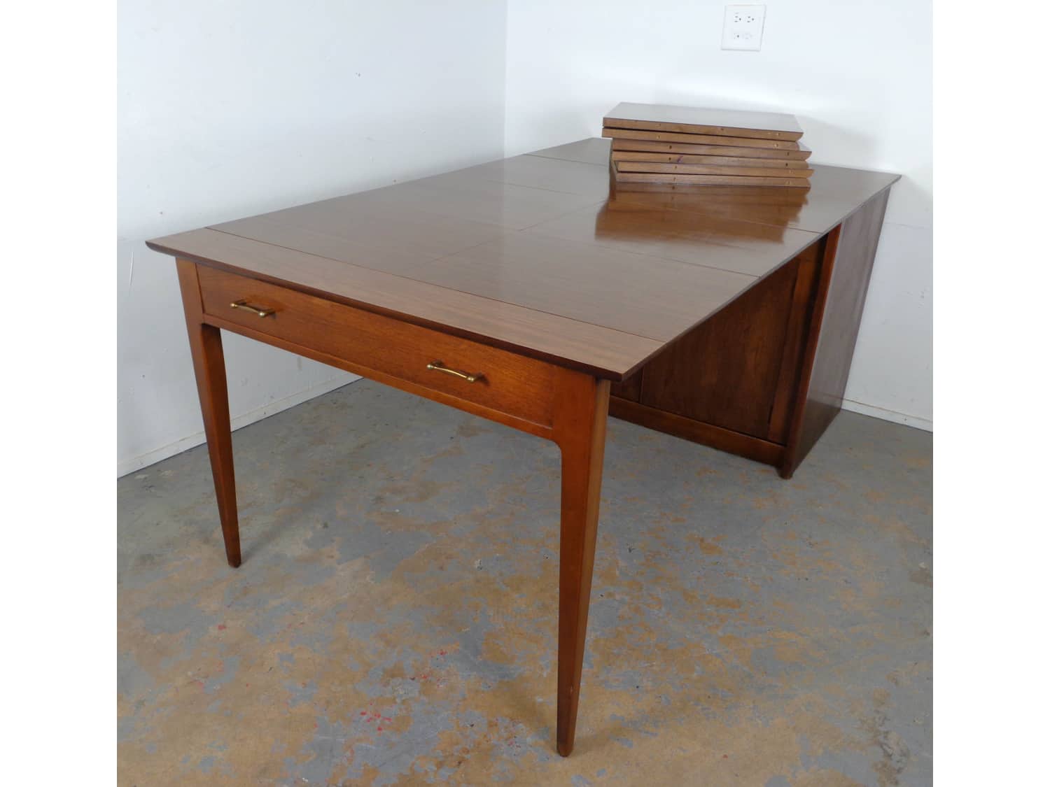 Mid Century Saginaw Expanding Dining Table Apartment Therapy S