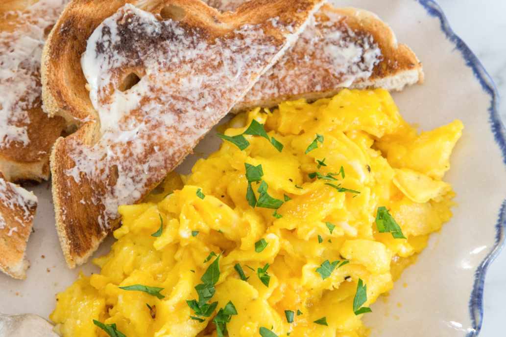 Use This Smart Idea to Make Scrambled Eggs for a Crowd | Kitchn