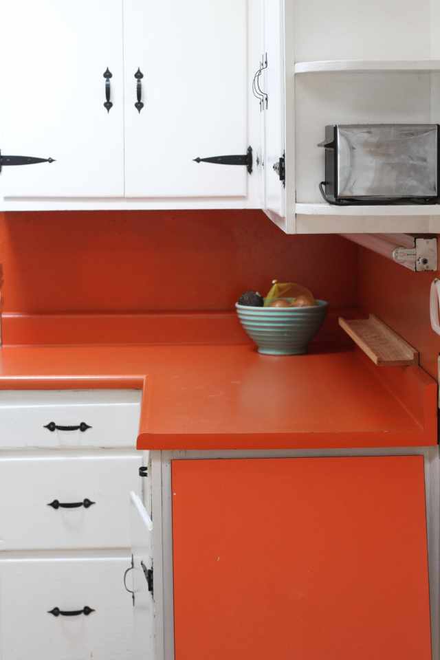 Tutorial: How to Paint Laminate Countertops with a Kit ...