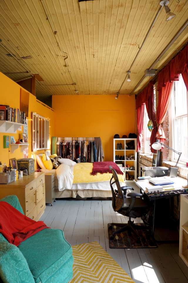 House Tour An Artistic Loft For Three In Chicago