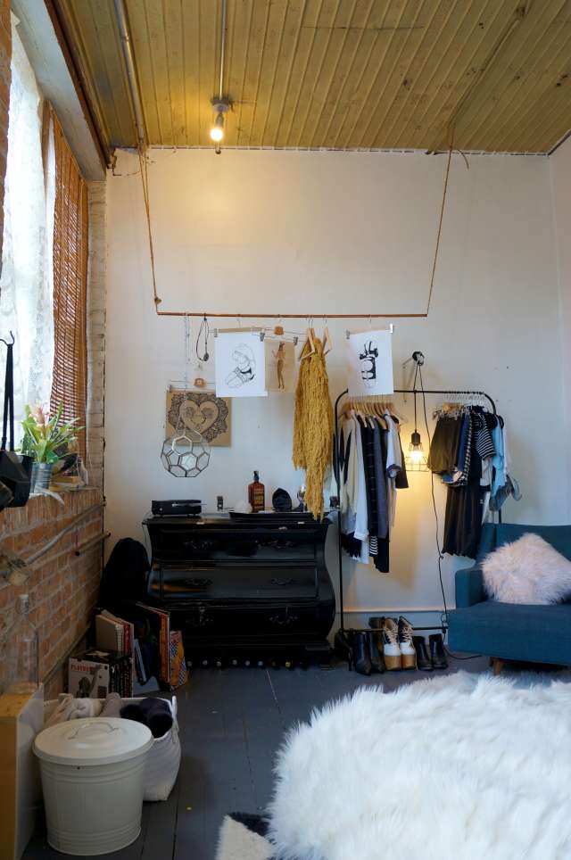 House Tour An Artistic Loft For Three In Chicago