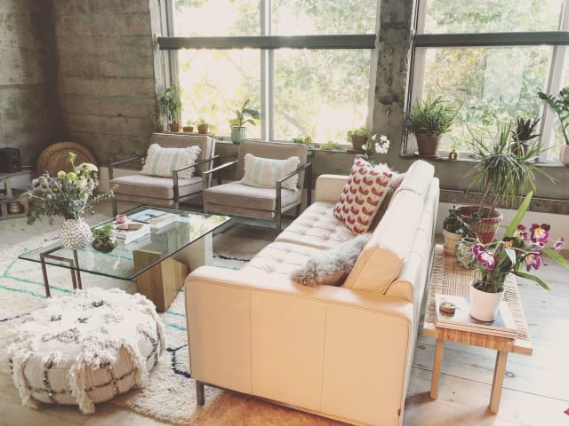 A Condo Found On Craigslist Is A Uniquely Magical Bright Dream
