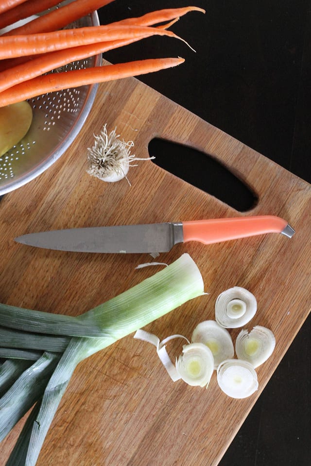 How To Clean Deodorize And Condition Wood Cutting Boards Naturally
