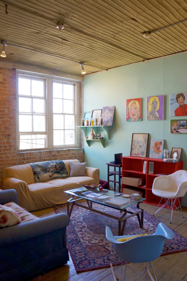 House Tour An Artistic Loft For Three In Chicago