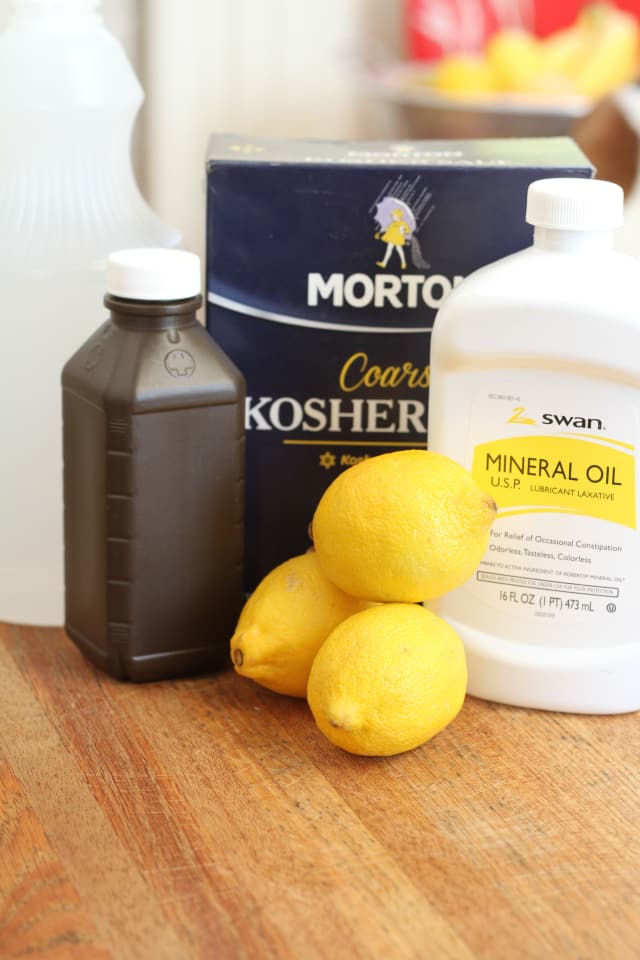 How To Clean, Deodorize and Condition Wood Cutting Boards Naturally