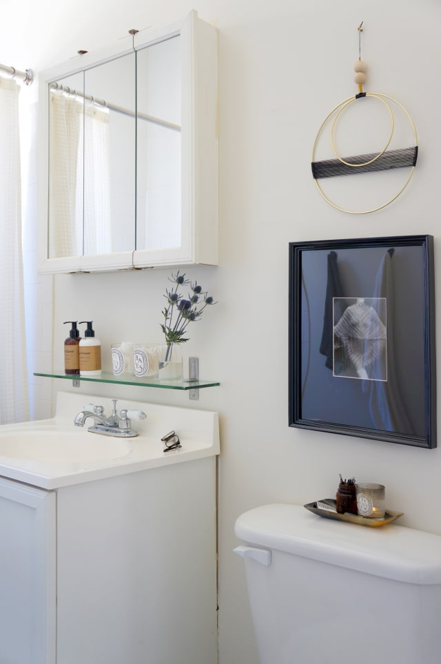 8 Stylish Solutions for Ugly  Rental Bathrooms  Apartment  