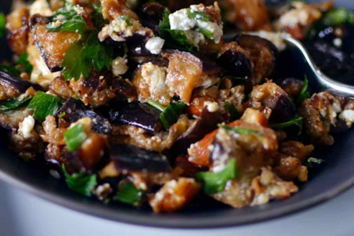 Salade d'aubergines rôties, amandes et chèvre