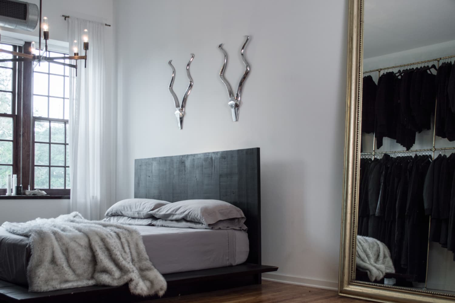 A Black \u0026 White Brutalist-Inspired Loft | Apartment Therapy, image size:1500x1000