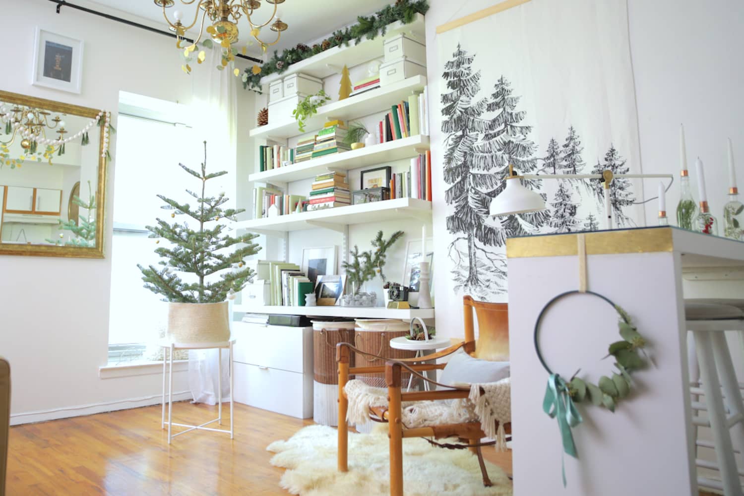 Елка в ящике в интерьере. Интерьер елка вверх ногами. Куда поставить елку в квартире. Куда поставить елку в квартире. Куда поставить елку в квартире.