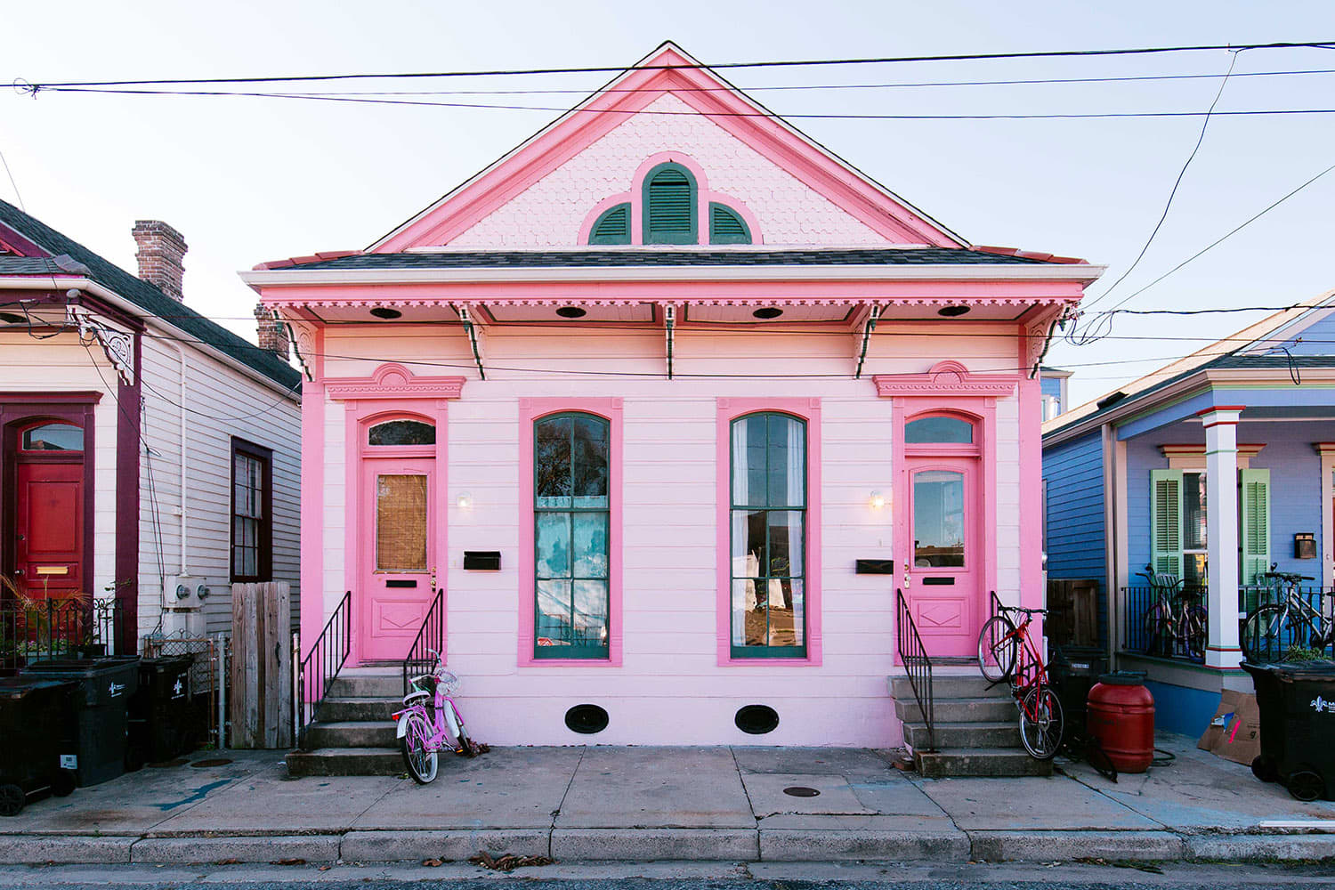 Дом с цветами розовый