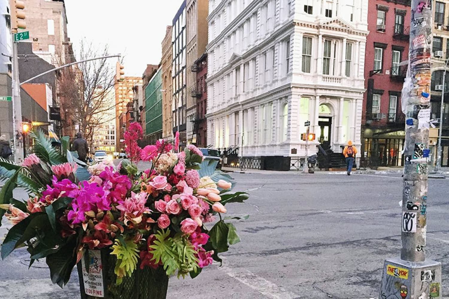 студия цветов ирис бурла. улица букетная. артема 64 донецк на карте. красивый магазин цветов. Flower time красноярск.