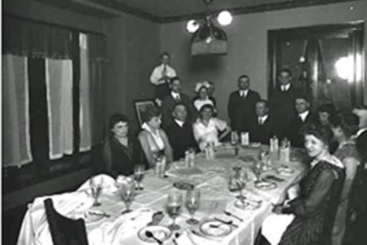 Dinner Party For A Crowd : 65 Easy Dinner Party Mains Delicious Magazine / Encourage guests to dress up in sherlock holmes inspired attire to really bring the theme together.