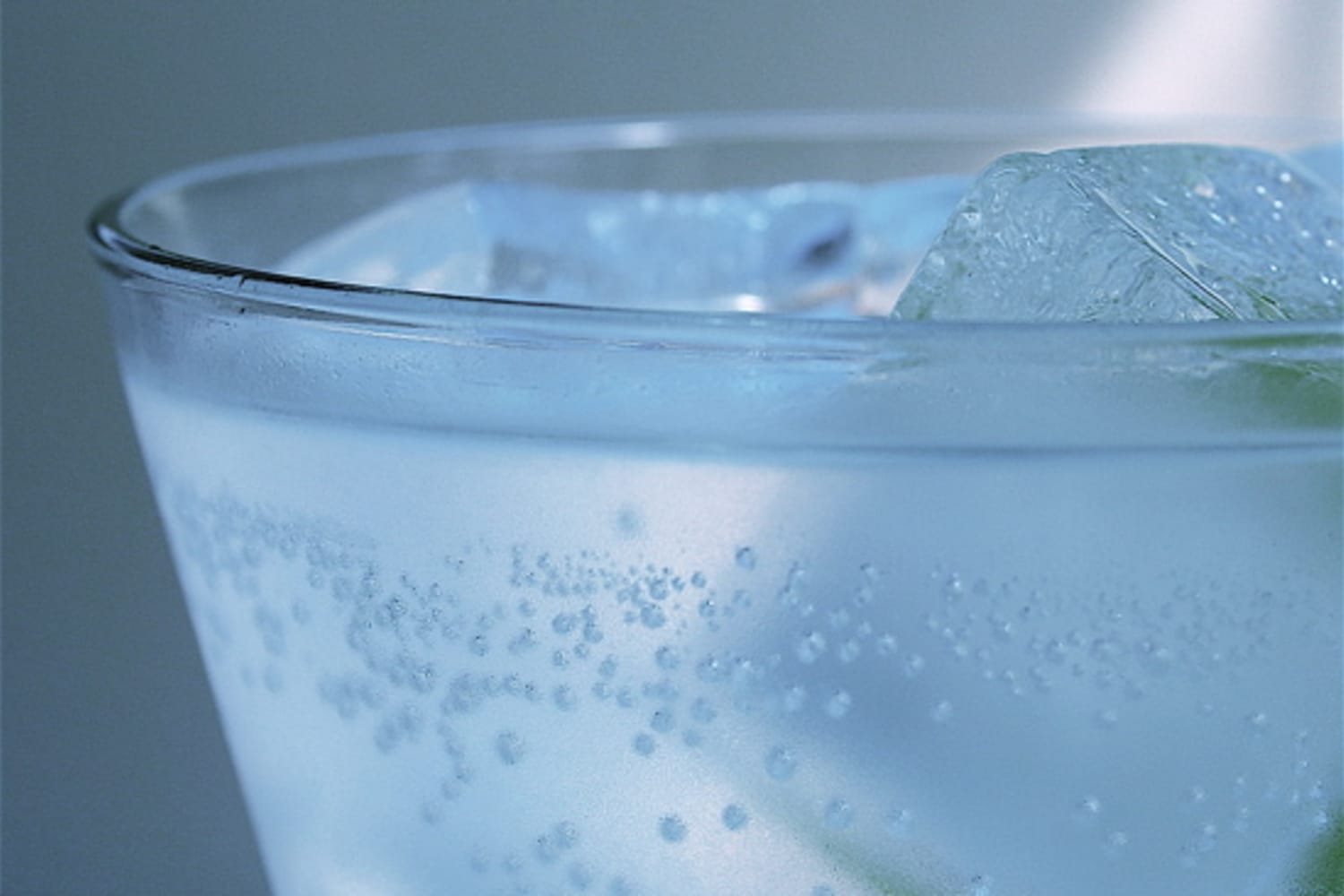 Non water. Gazli ichimliklar.