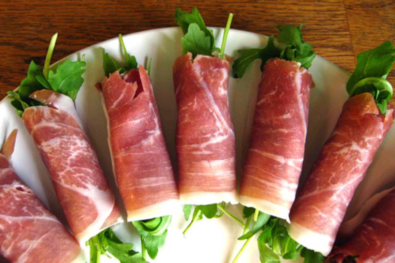 Рулетики с хамоном. Холодные закуски с беконом. Закуска к белому полусладкому вину. Хамон закуски. Закуска из хамона.