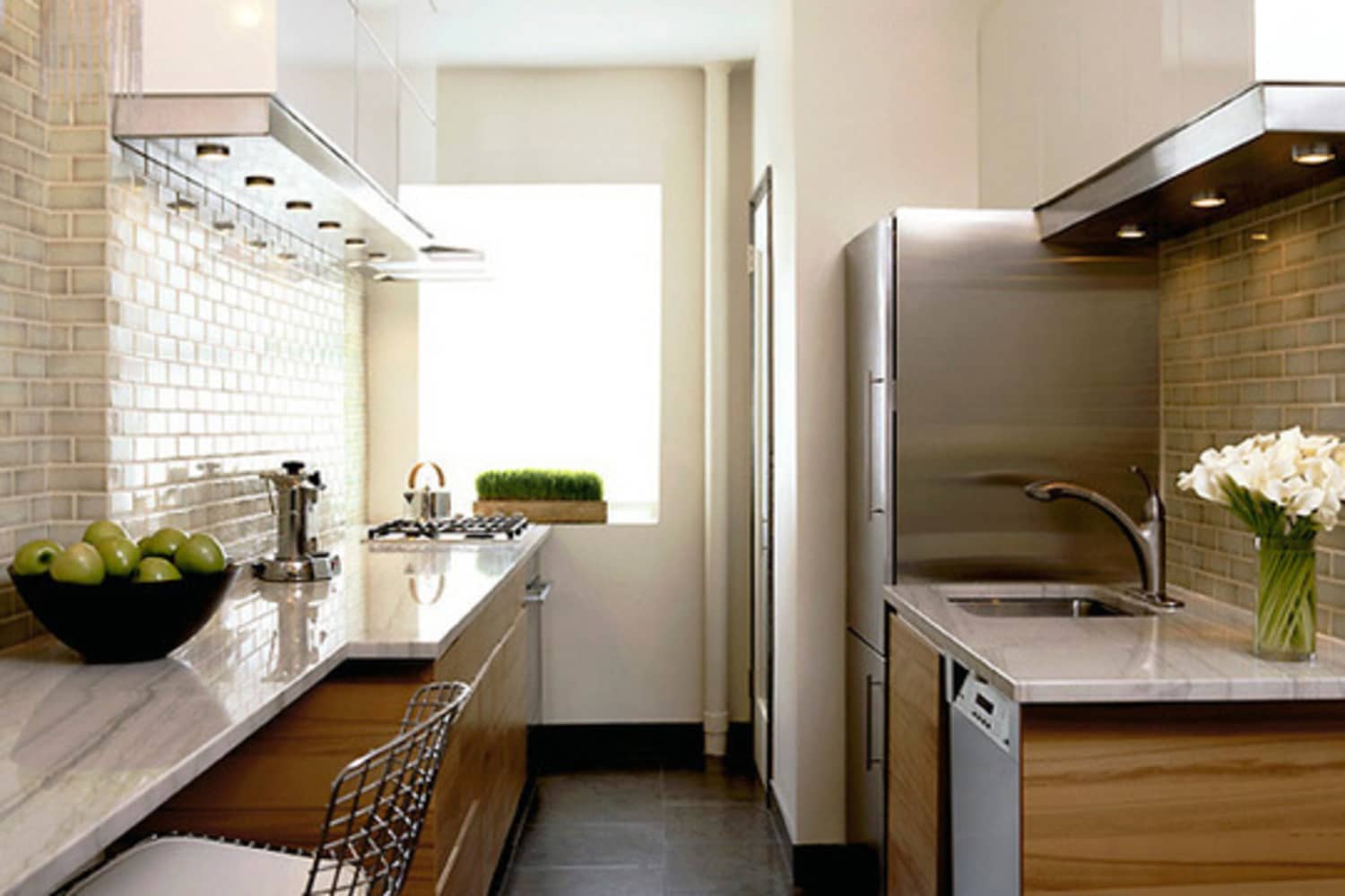 боку боку идеи кухни. узкая кухня. спот lucia tucci punto 193. дизайнерские маленькие кухни. интерьер узкой кухни.