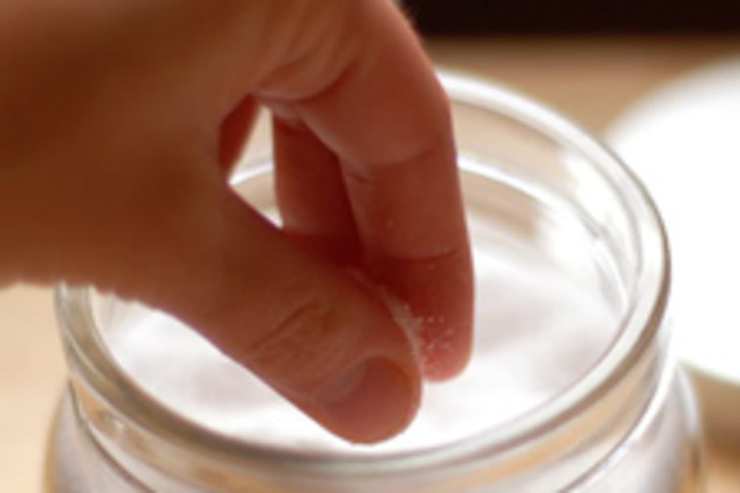 щепотка соль экстра пищевая. растопленная соль. горсть соли. горсть соли. щепотка соли и сахара.