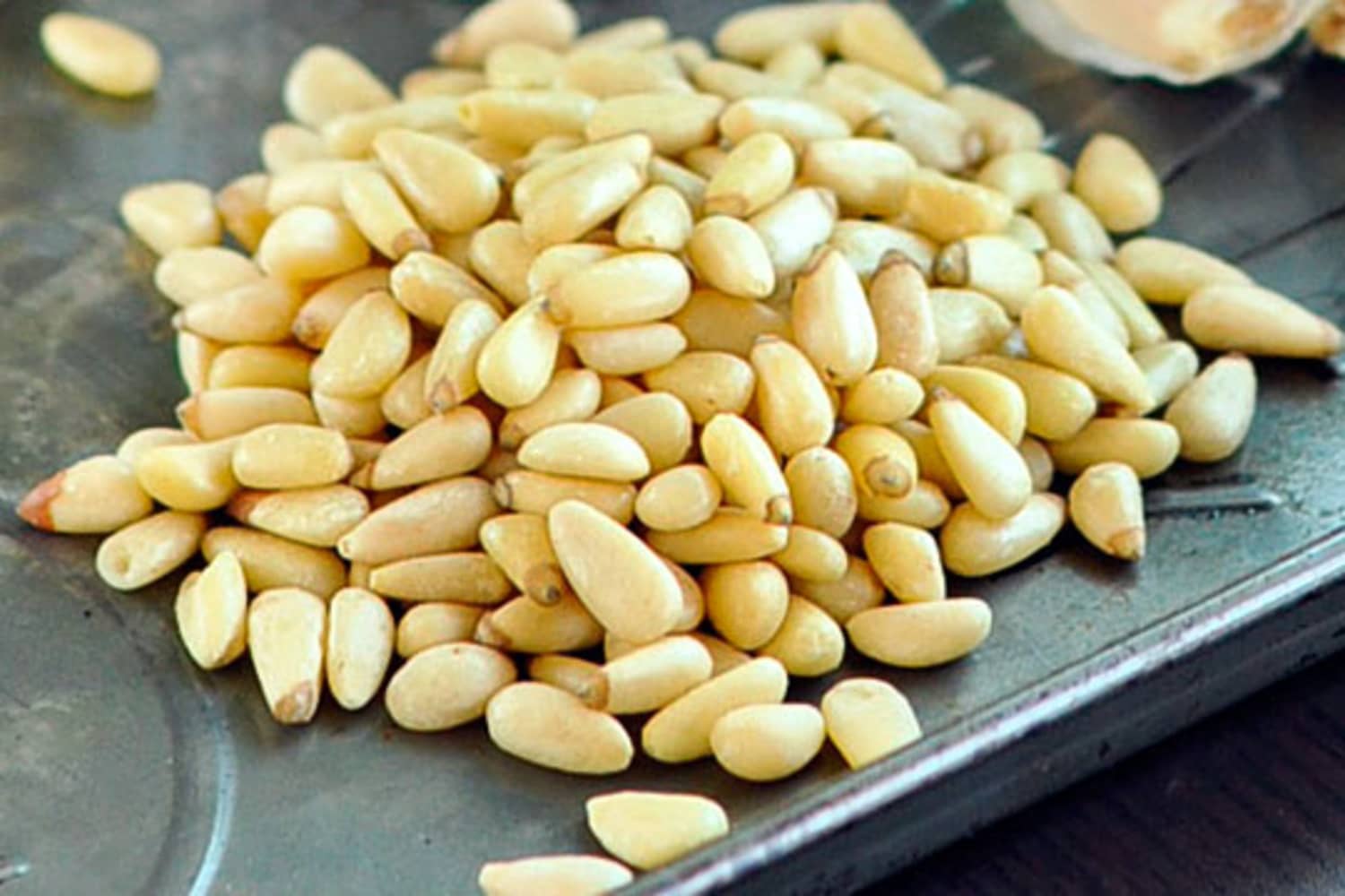 Кедровые орехи состав. Кедровый орех. Кедровый орех 50 гр. Pine nuts. Кедровые орешки витамины.
