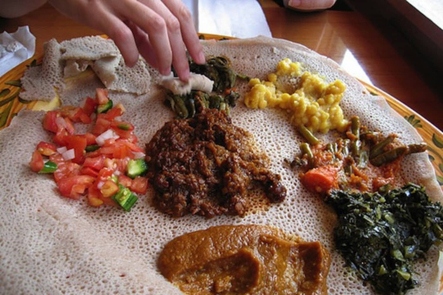 Смочь обед. Эфиопская кухня ынджера. Готовка инжера Эфиопский хлеб. Эритреи Страна кухня. Эфиопская инжера фото.