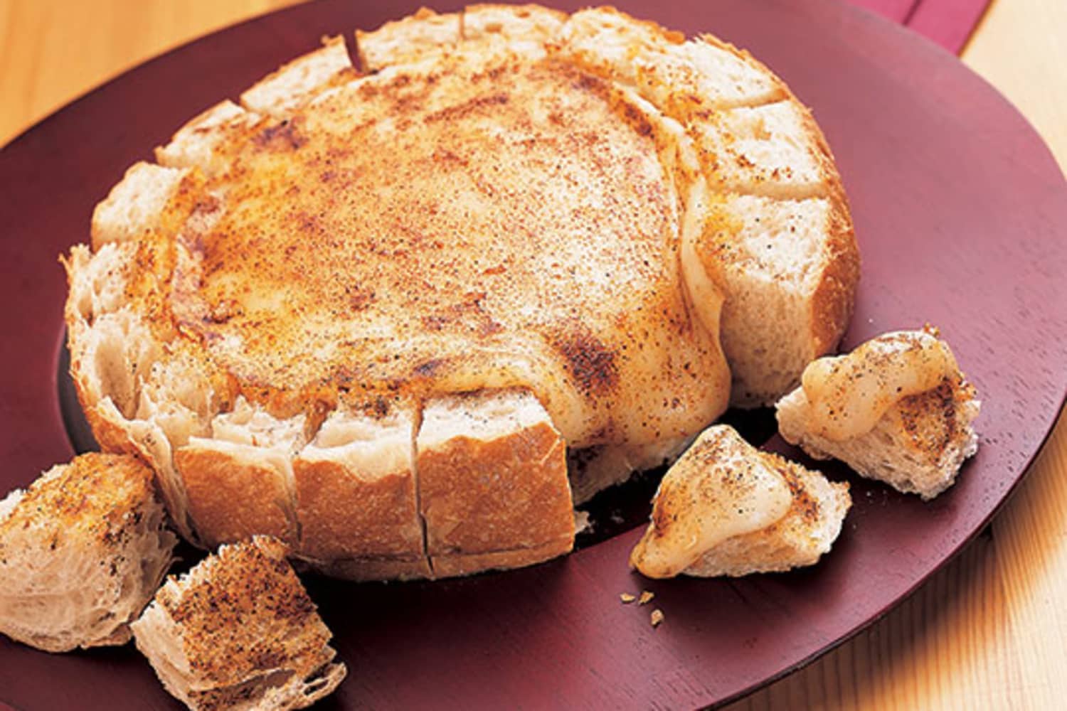 Запеченный сыр камамбер. Сыр бри запеченный в хлебе. Сыр камамбер в духовке. Запеченный бри в духовке. Сыр бри запеченный в хлебе.