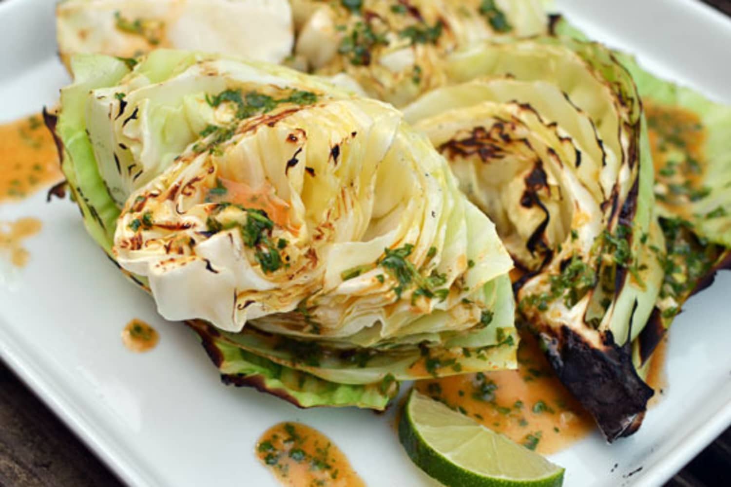 Стейки из пекинской капусты на сковороде в кляре. Как пожарить пекинскую капусту. Жареная пекинская капуста. Рулетики из пекинской капусты в кляре. Сколько жарить пекинскую капусту.