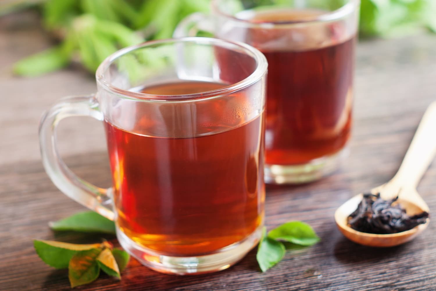 Стакан черного чая. Чай Блэк Теа. Сироп для чая. Кружка зеленый чай. Чай черный в стакане.