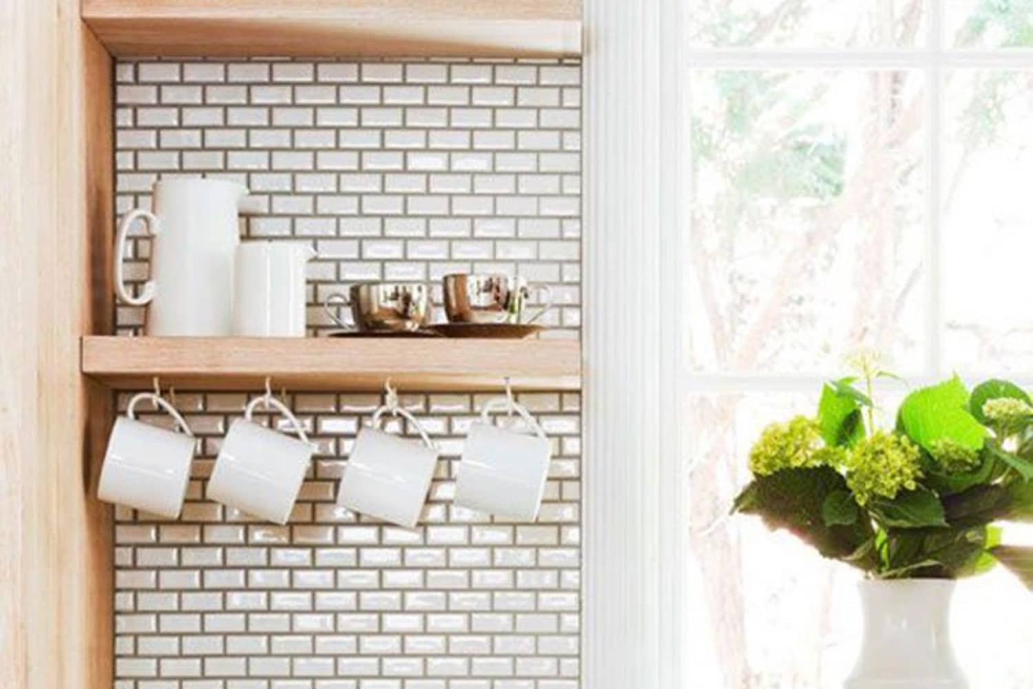 Featured image of post Diy Floating Shelves Between Cabinets - Floating shelves are an elegant way of displaying collectibles, photos, travel mementos, or other decorations.