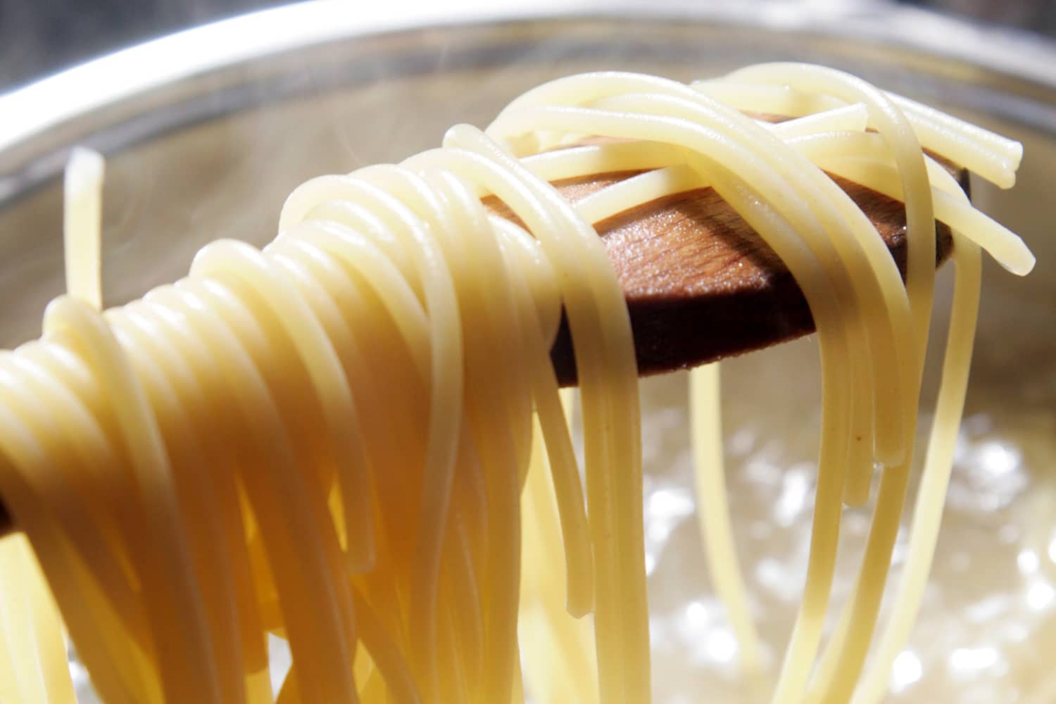 Как варить длинные макароны. Спагетти вареные. Ломать макароны. Разломанные спагетти. Готовка макарон.