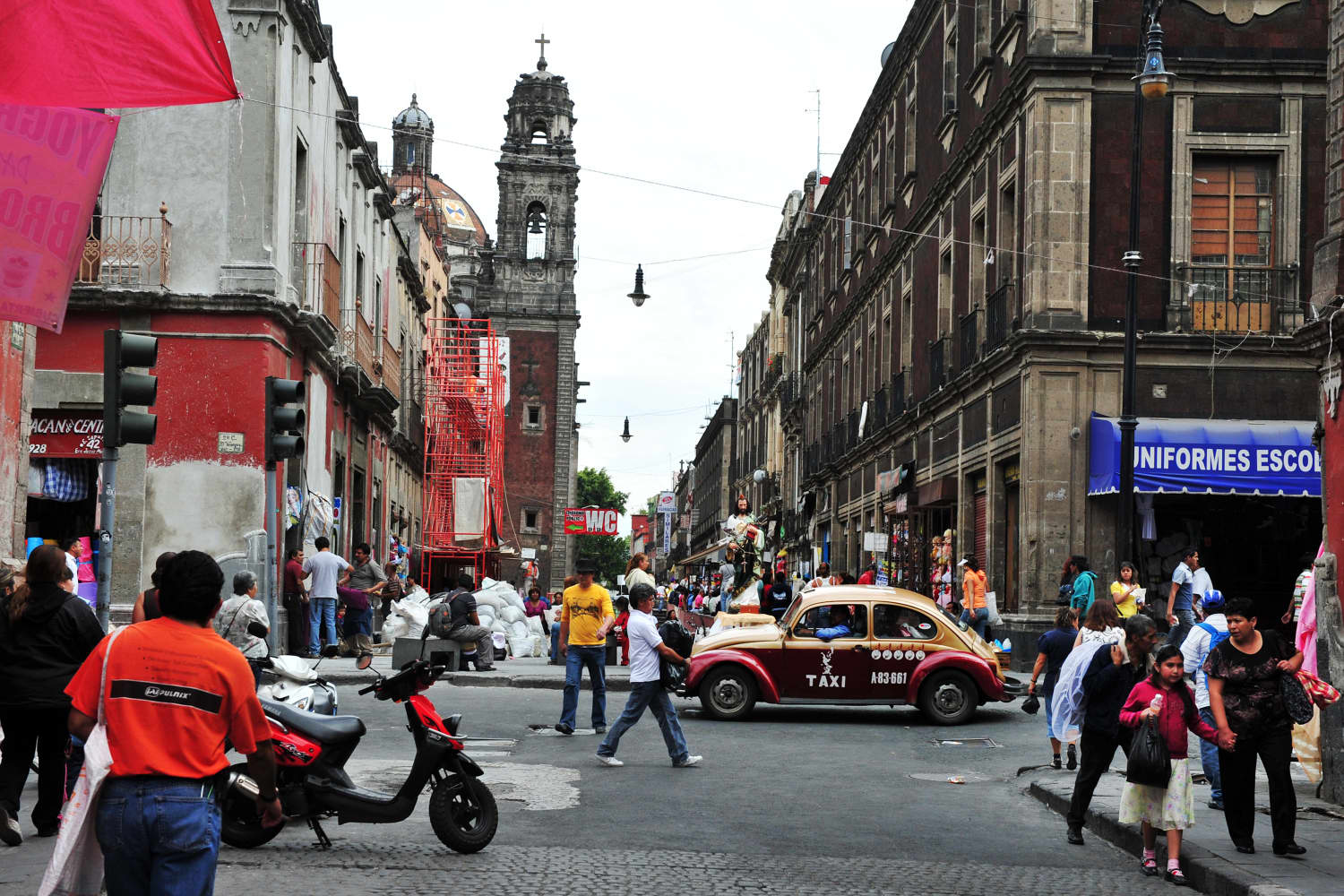 Живет на улице на английском. Мехико Сити улицы. Центр Мехико Сити улицы. Центральная улица Мехико. Мехико Сити улицы с людьми.