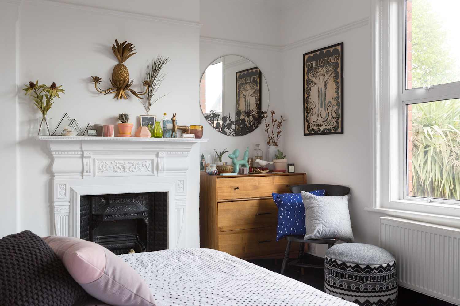 Fresh Look at 25 Small Bedroom Storage Ideas To Maximize Your Space