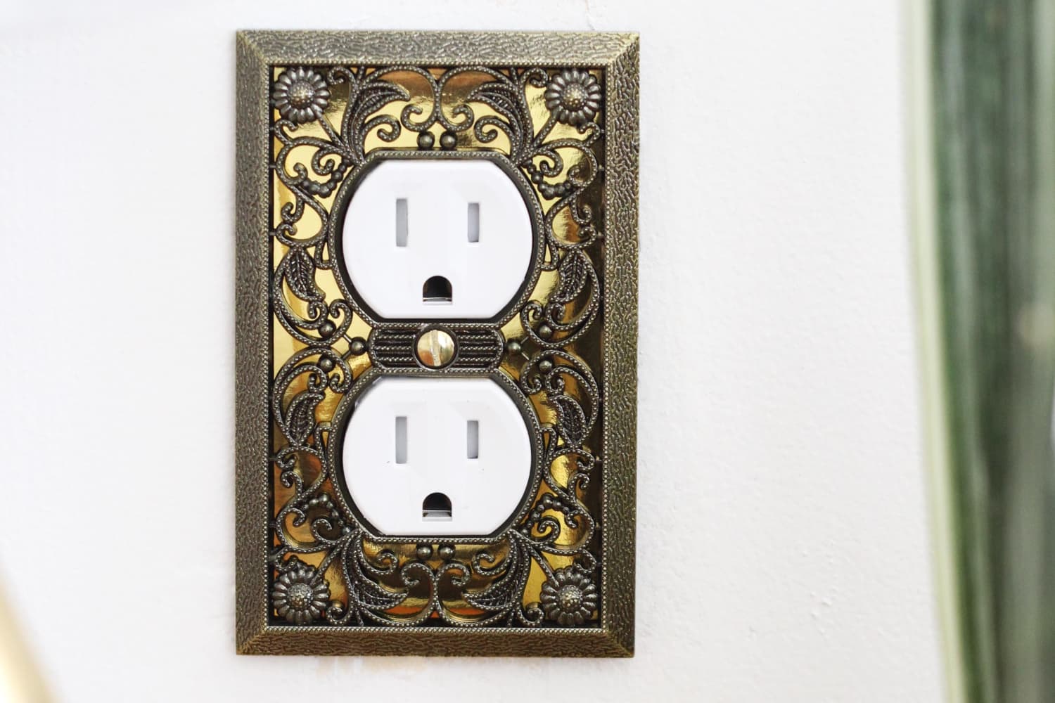 Here's How to Fix a Loose Power Outlet Apartment Therapy