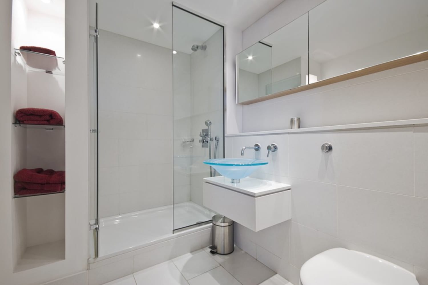 Дизайн ванной комнаты с душевой перегородкой в девятиэтажке