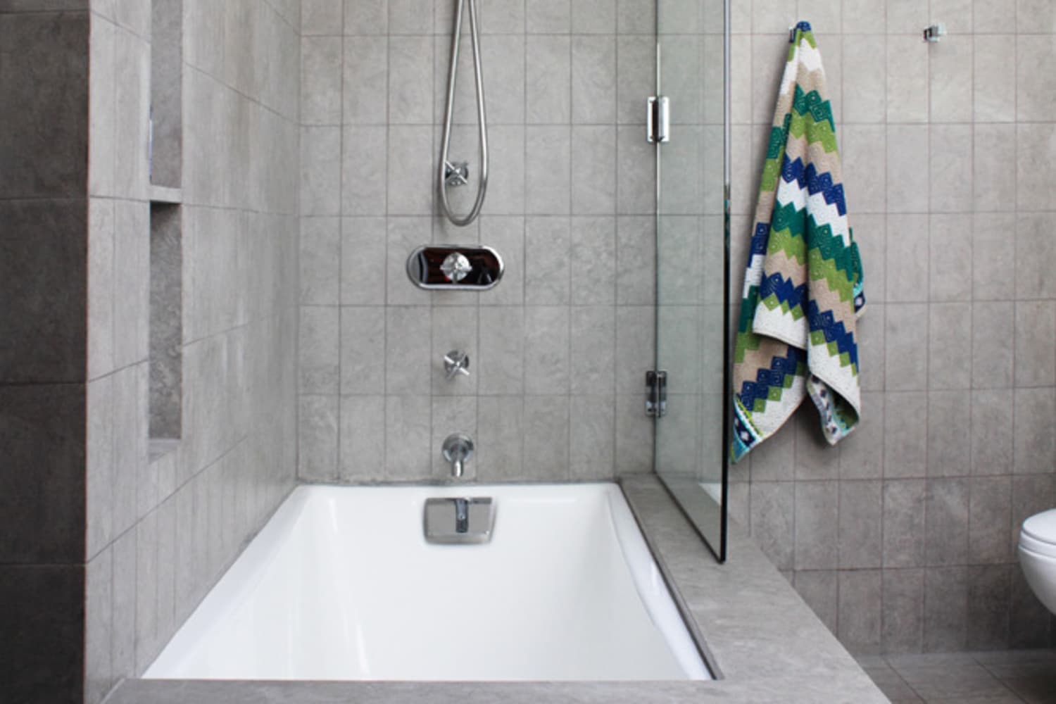 5 Fresh Ways to Shake Up the Look of a Bathtub/Shower Combo Apartment