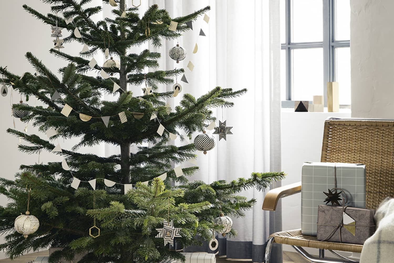 Minimalist Christmas Tree Ideas for Streamlined Holiday Decor