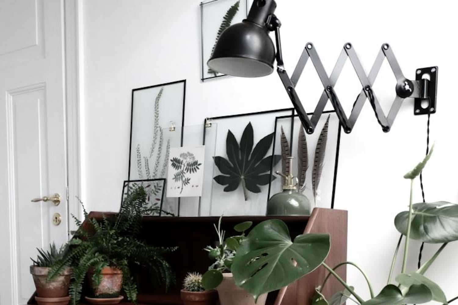 Floating Glass Frames Let You Quickly Display Art Apartment Therapy