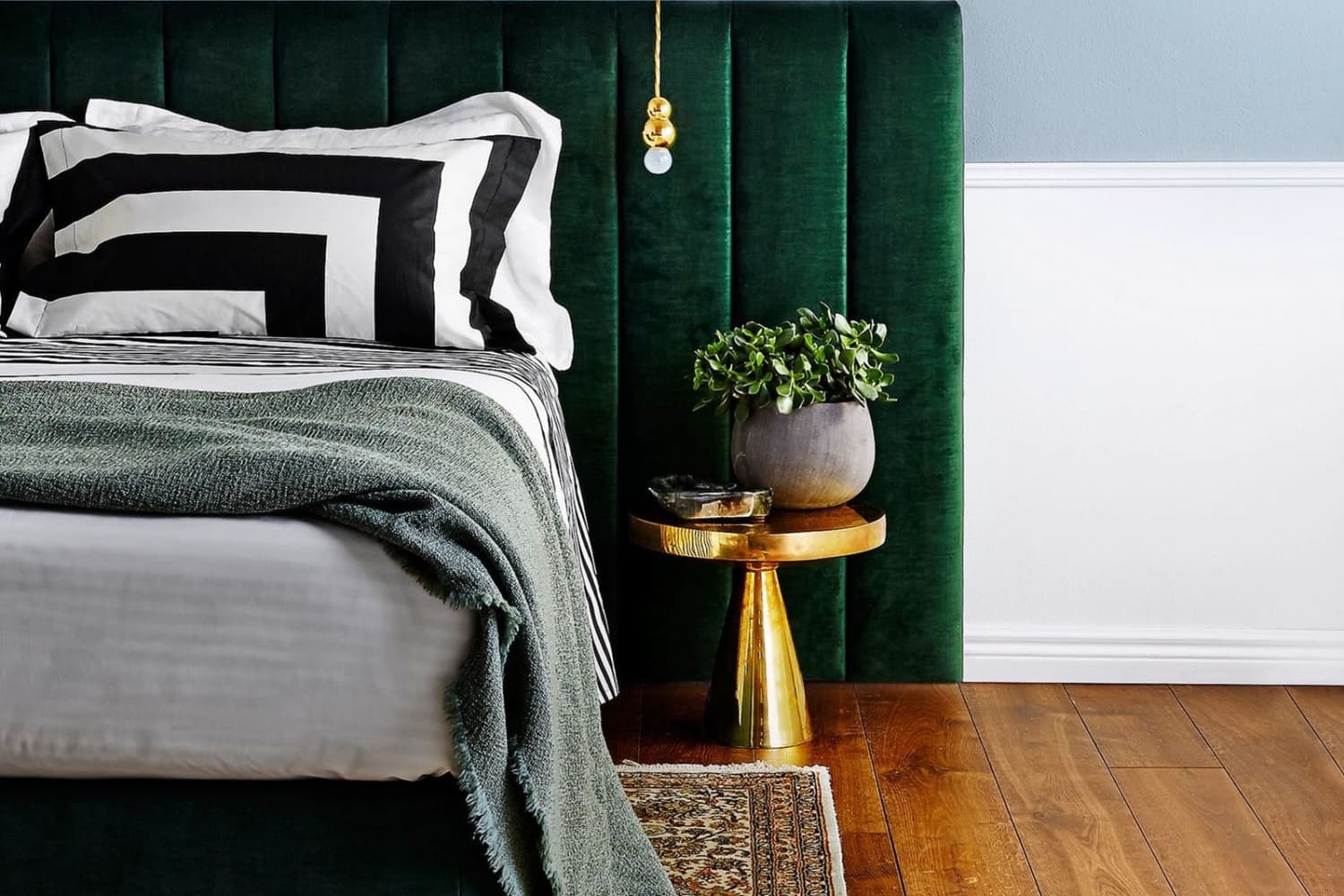 Зеленая бархатная кровать в интерьере