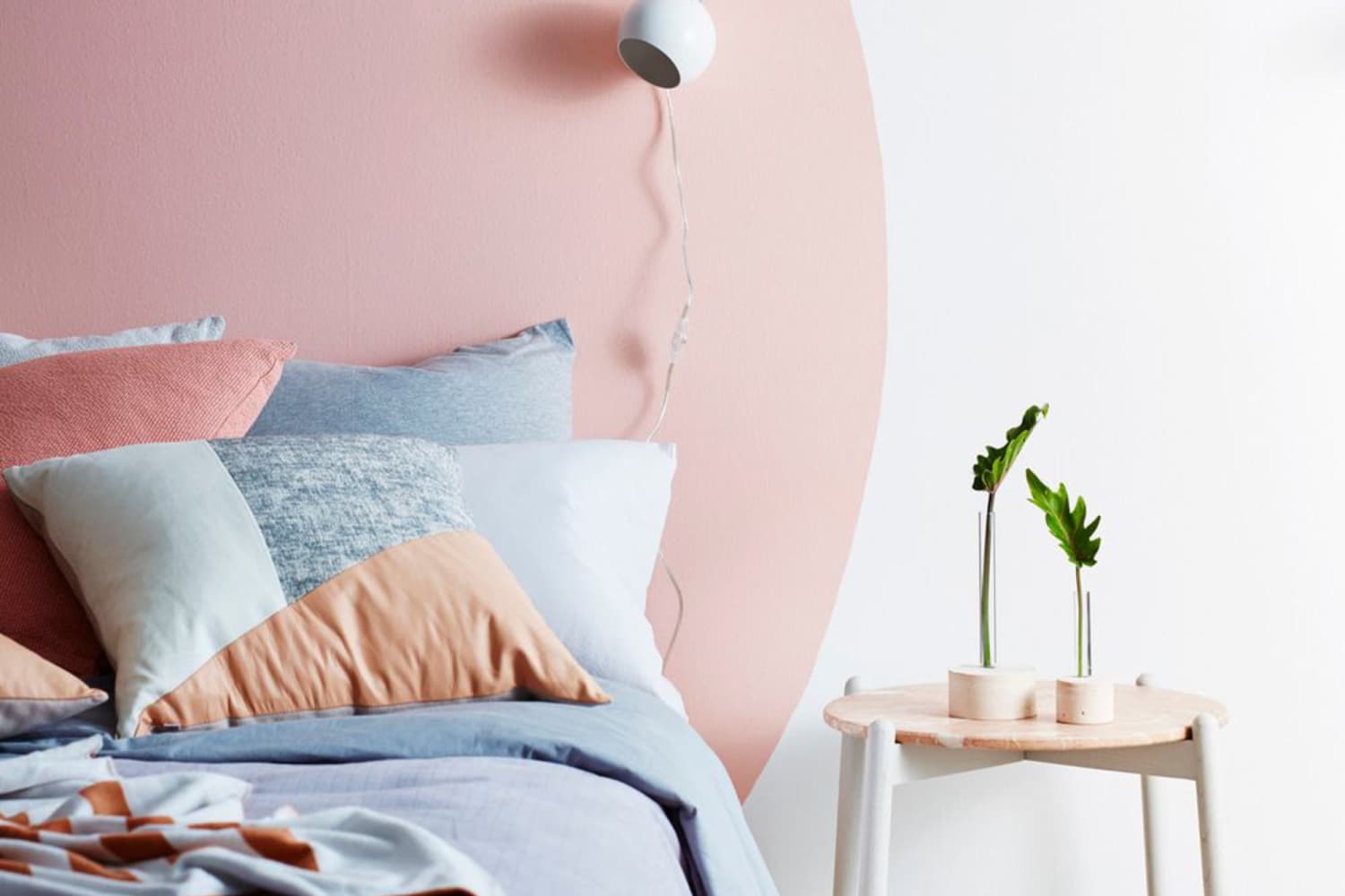 Bed Without a Headboard? 15 Headboard Alternatives to Use Instead ...