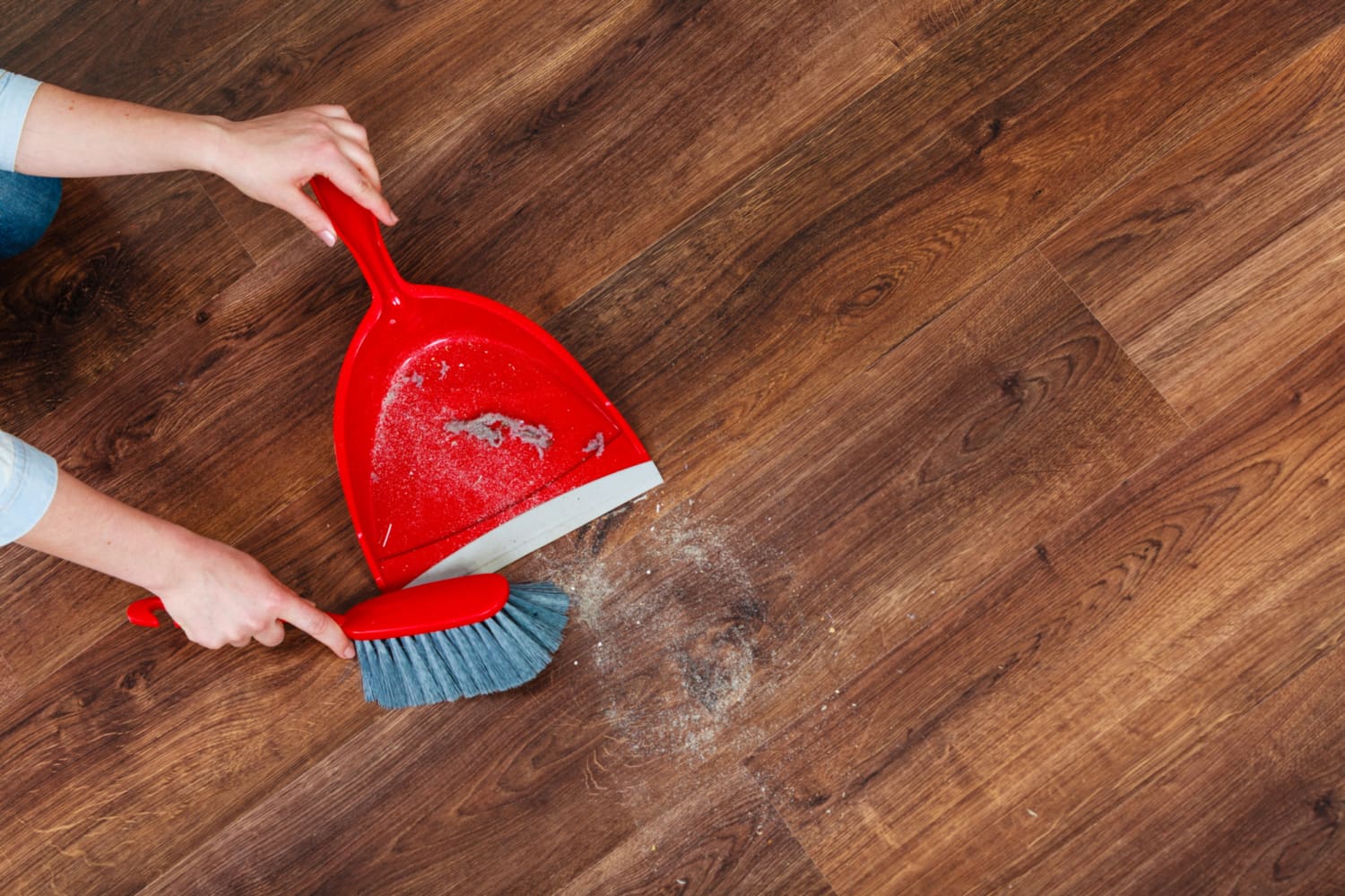 Before You Sweep, Do This to Your Dustpan to Keep Dirt In Apartment