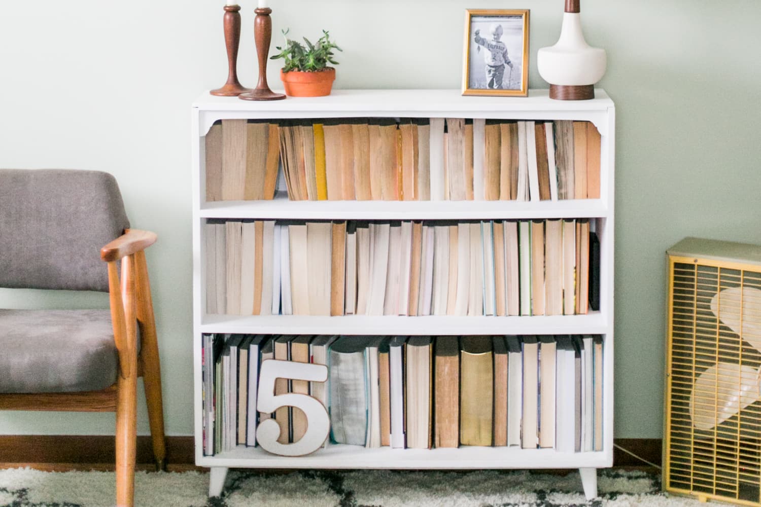 Displaying Books Backwards Trend | Apartment Therapy