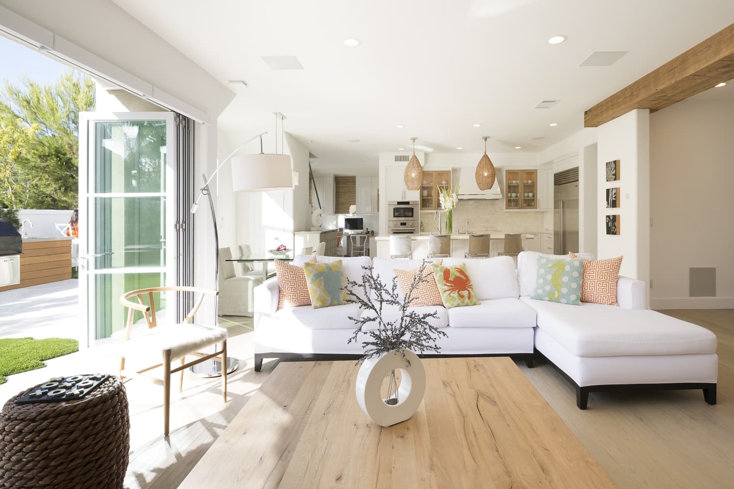 California Style Living Room With Hexagon Shelves