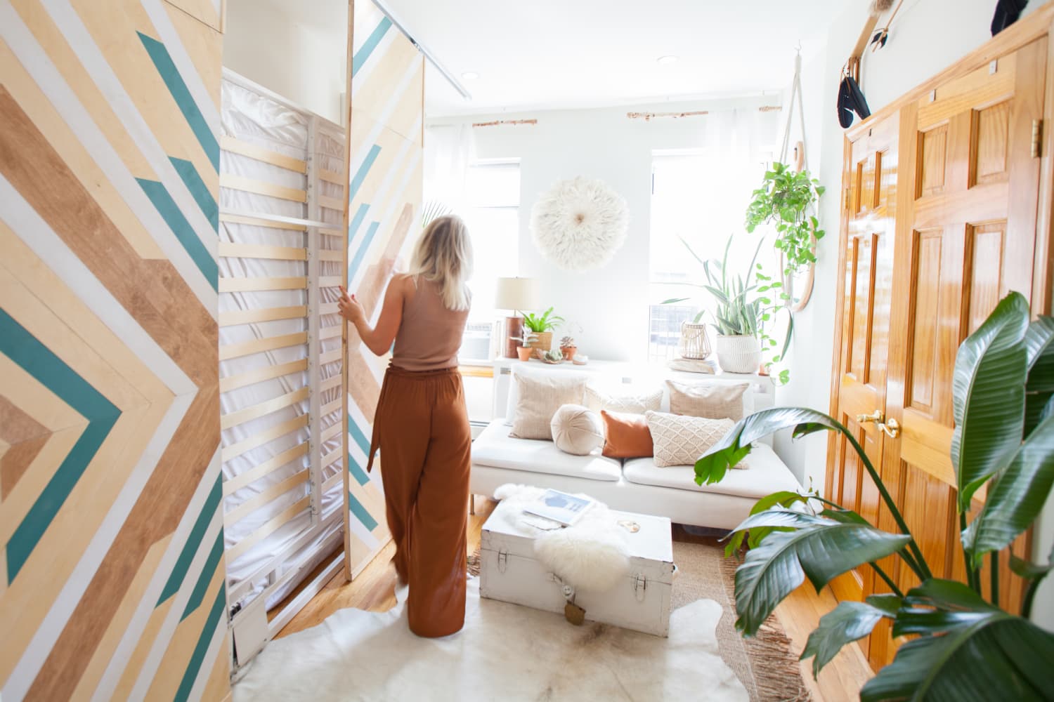 NYC Studio Tour An Organized 280SquareFoot Rental Apartment Therapy